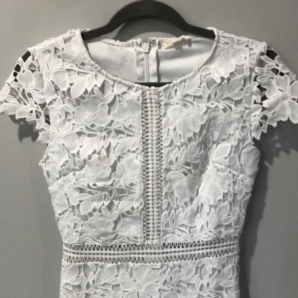 Main Strip White Lace Dress - Picture 11 of 16